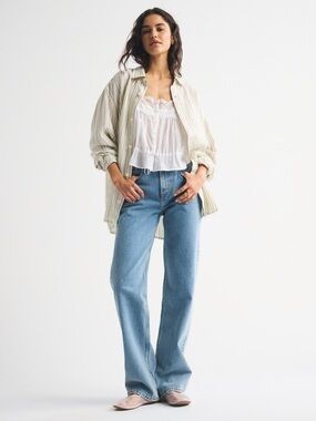 Abercrombie & Fitch Light Blue 90’s Relaxed High Rise Jeans 26/2reg